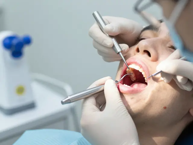 Můžou zubní lékaři zjistit, že kouříte HHC?